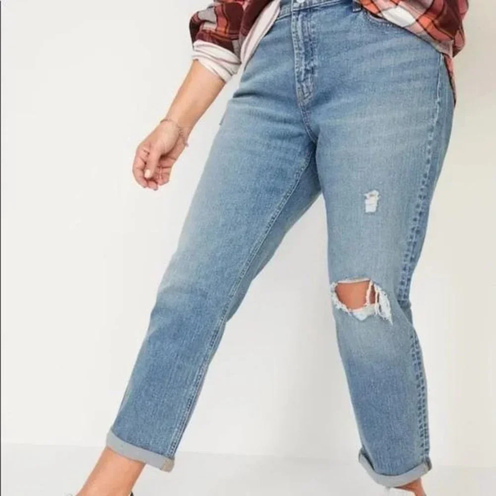 Old Navy Mid-Rise Boyfriend Straight Ripped Jeans for Women - Picture 3 of 8